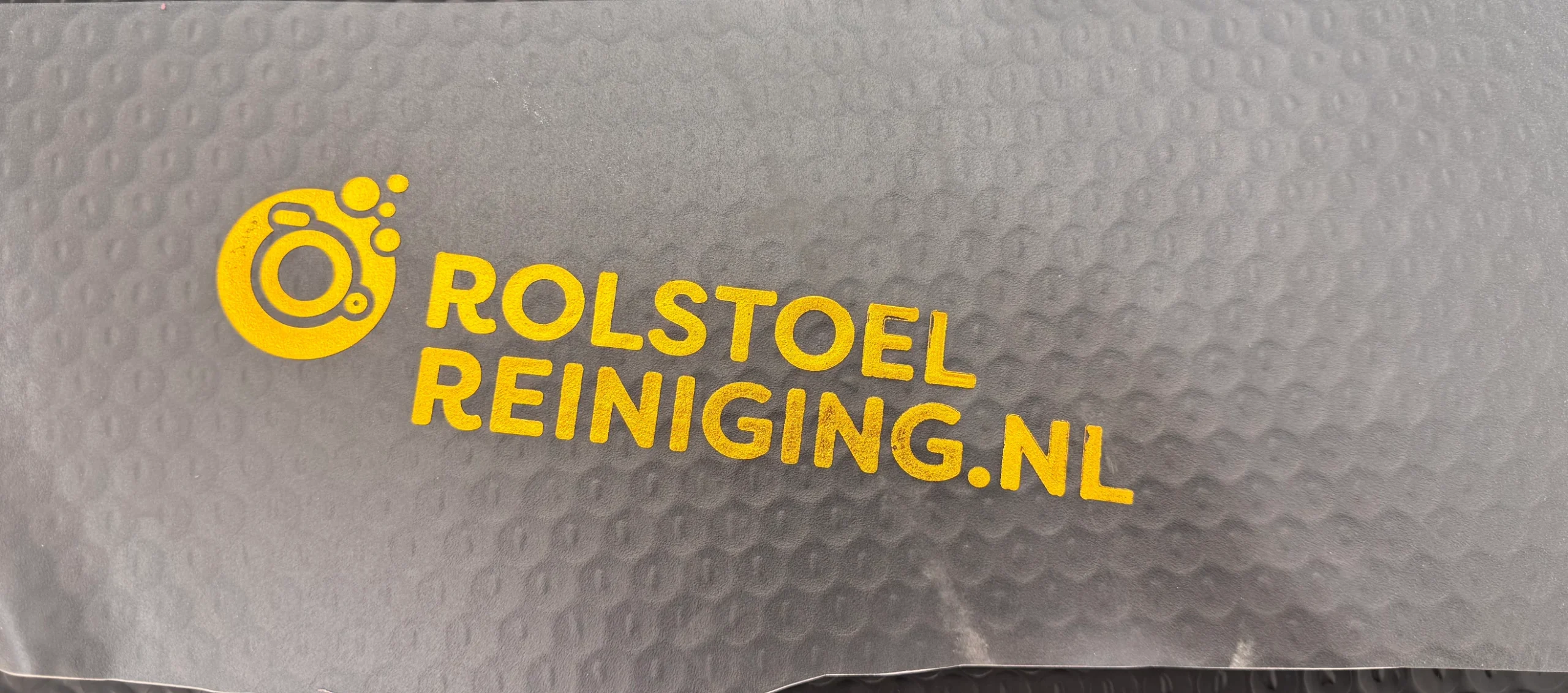 WT-QY300 stamps a gold logo on soft PVC in a sample labeled 80°C
